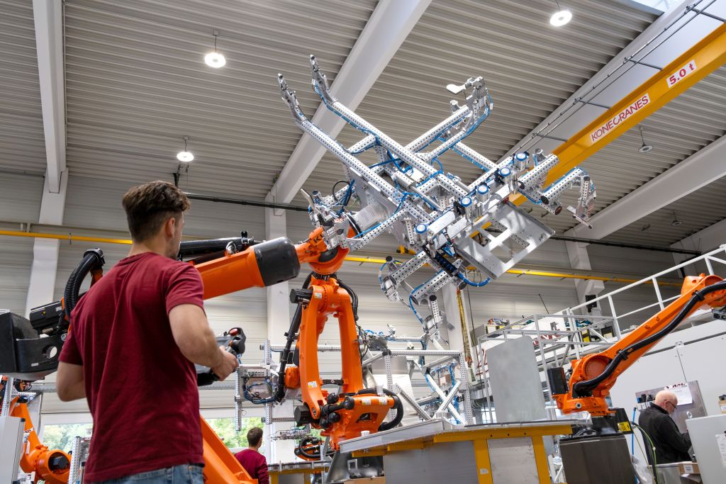 Ein Mann programmiert einen Roboter