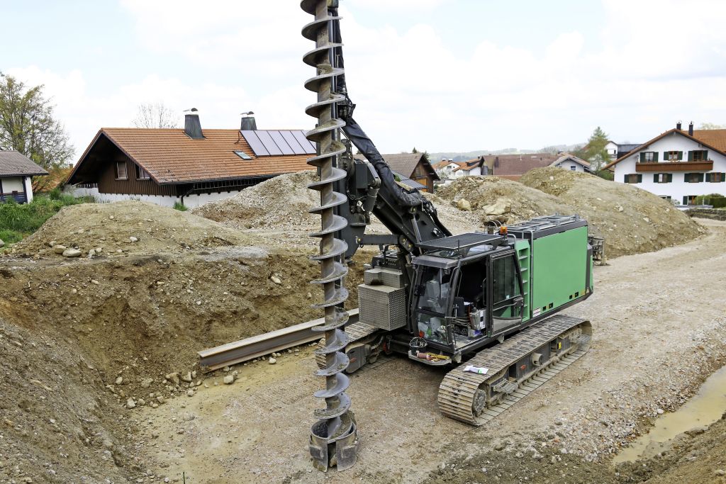 Baumschine mit großem Erdbohrer