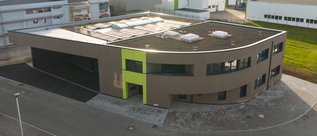 Blick auf das neue Firmengebäude