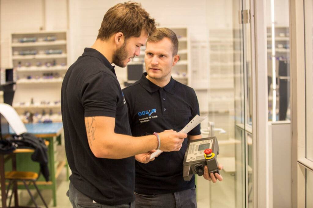 Zwei Männer im Schullabor