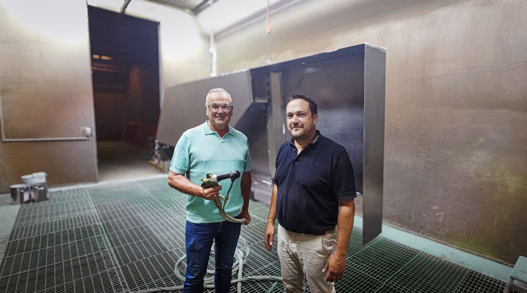 Foto Frank Eckert, Gebietsverkaufsleiter von Oltrogge (links) und Markus Lang, Fertigungsleiter bei Hodapp