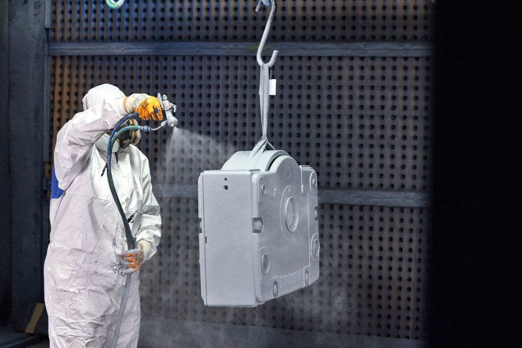 Ein Mann lackiert ein Werkstück