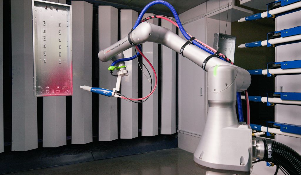Lackierroboter lackiert ein Testblech