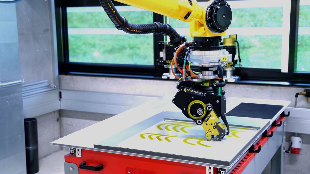Roboter klebt Testblech ab