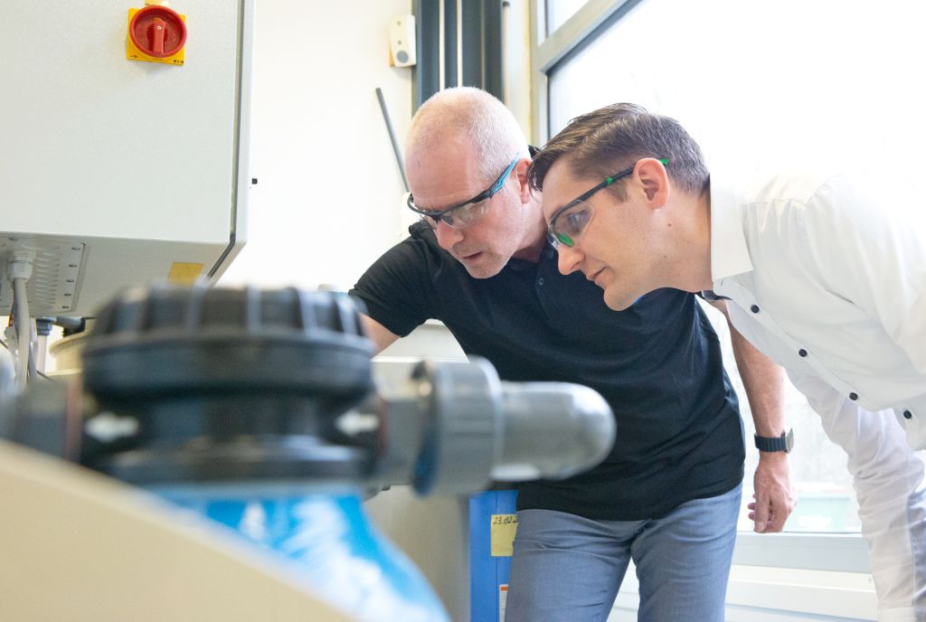 Zwei Männer prüfen eine Anlage
