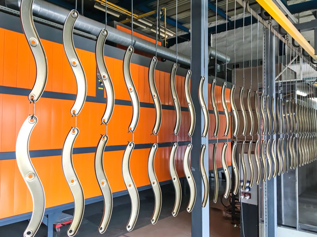 Aufgehängte Bauteile vor der Beschichtung