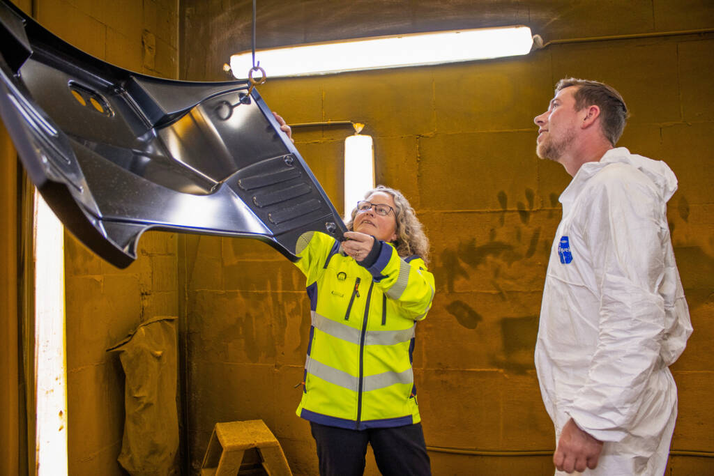 Eine Frau und ein Mann kontrollieren ein Bauteil