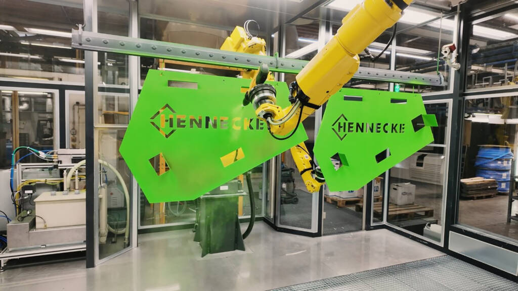 Zwei Lackierroboter